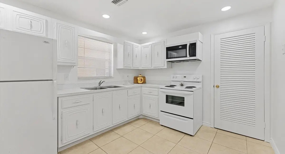 10821 N Military Trail Apt 19, Palm Beach Gardens, FL – photo 6
