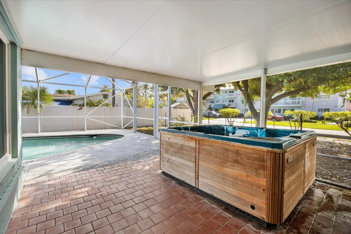 28-800 in-22 at 800 SE 13th Court, Deerfield Beach