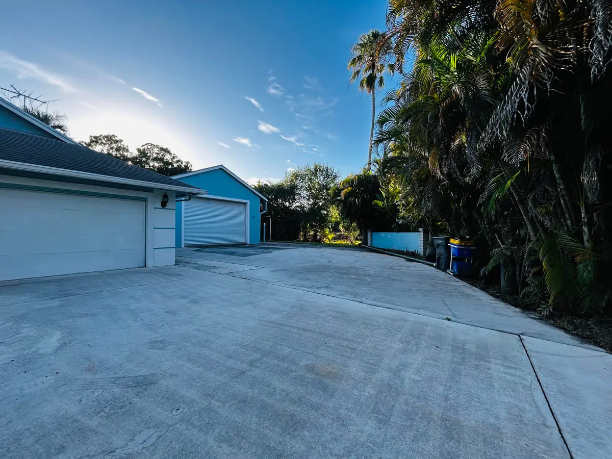 extra parking at 17971 Mellen Lane, Jupiter