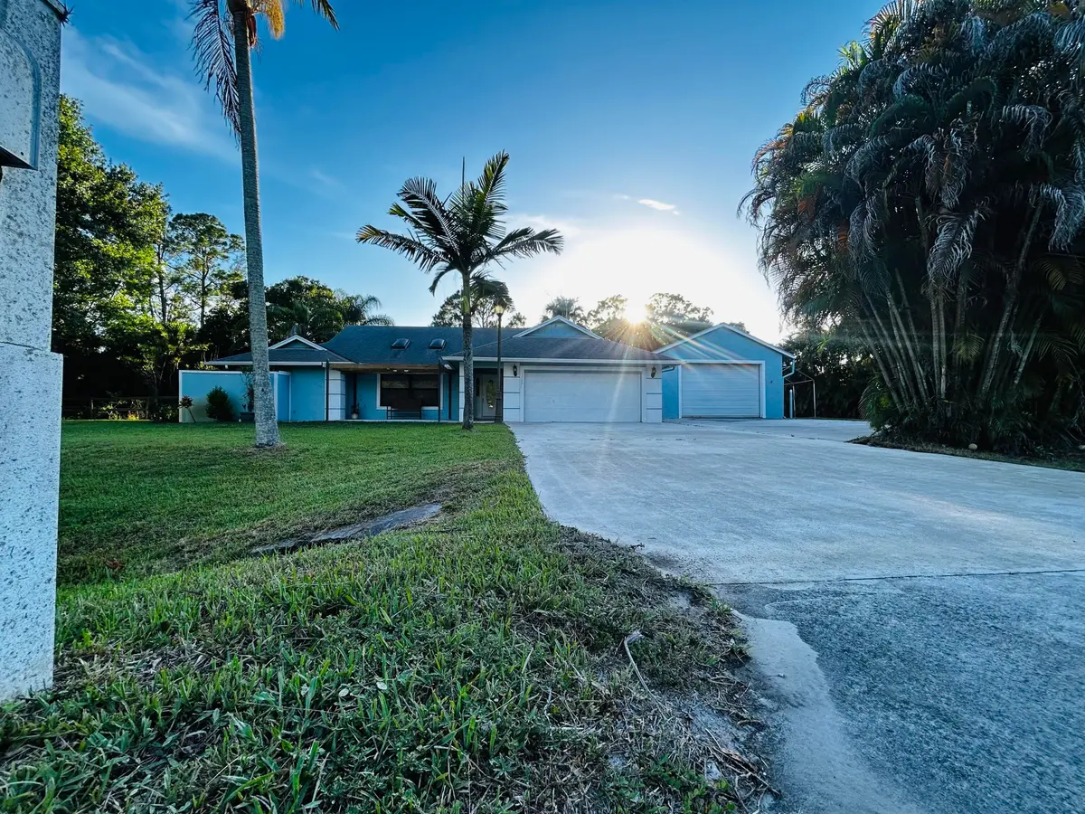 separate garage at 17971 Mellen Lane, Jupiter
