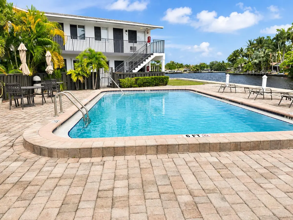Community Water Front Pool at 1814 E Oakland Park 41, Oakland Park