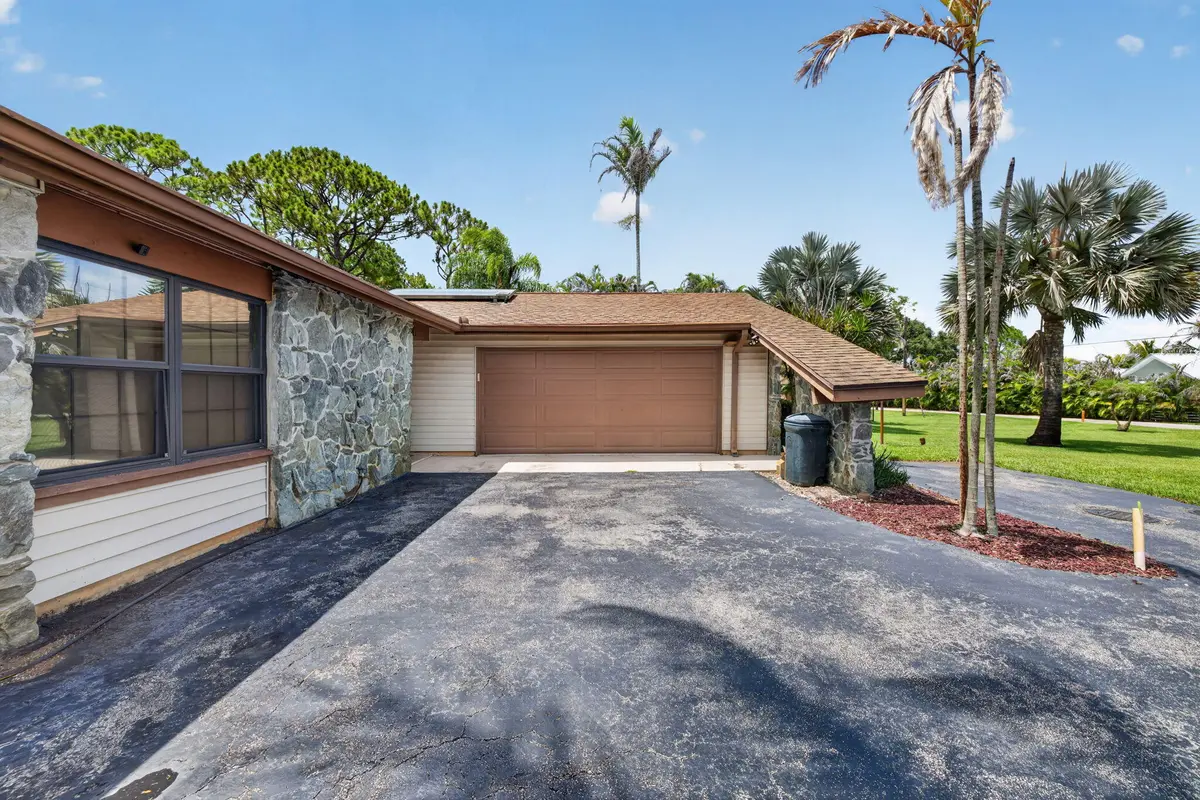 Side view showing garage at 1362 SW Knollwood Drive, Palm City