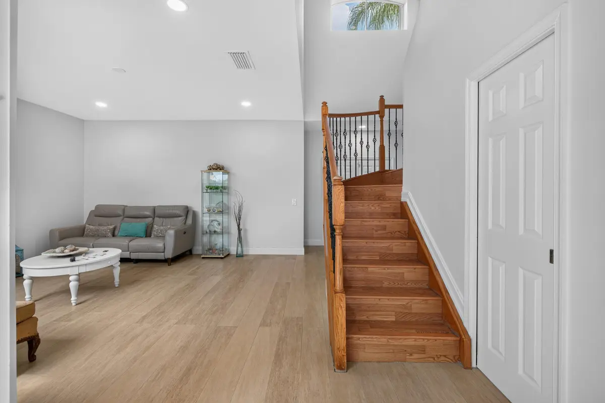 229-39 at 229 E Bayridge Drive, Weston