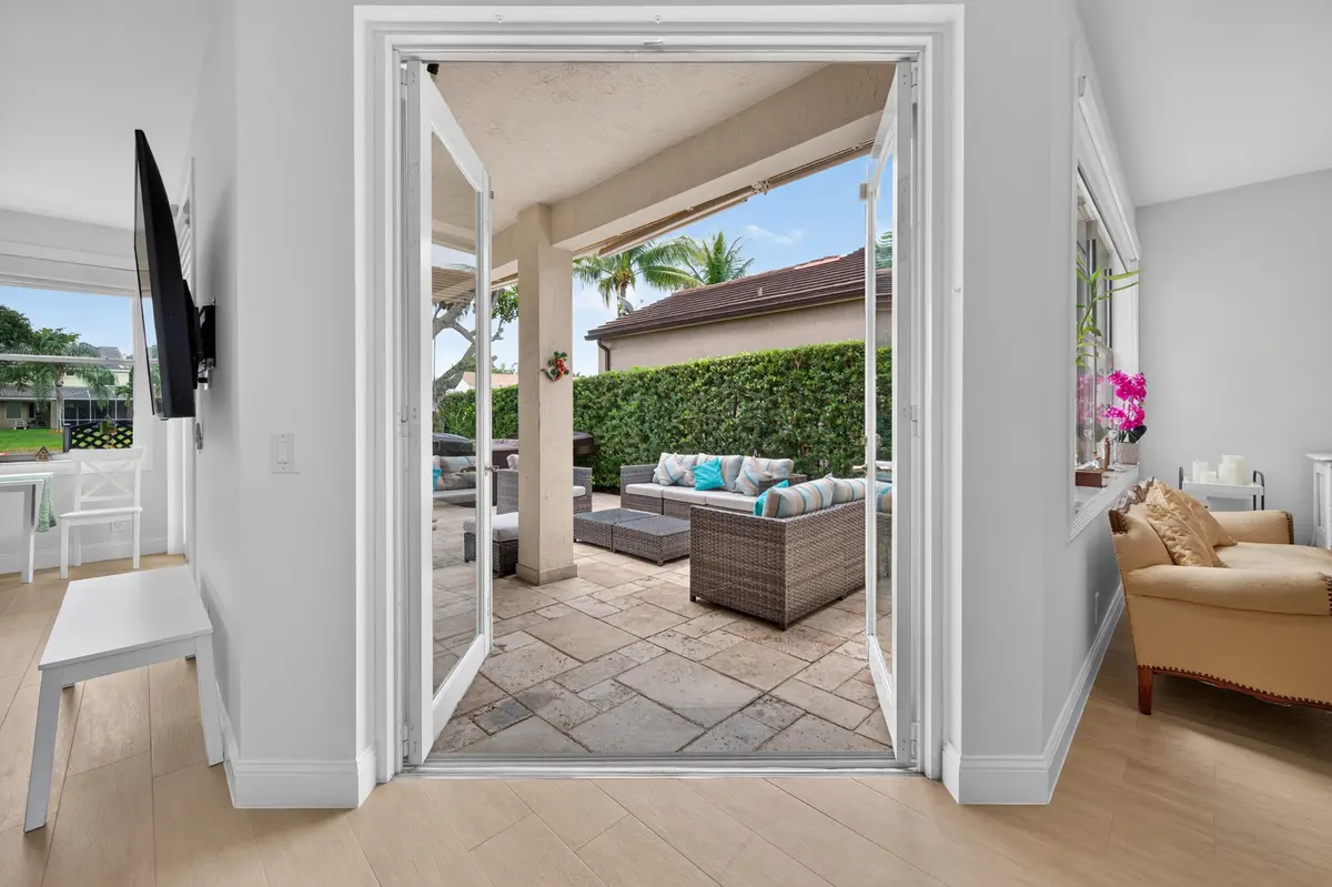 229-40 at 229 E Bayridge Drive, Weston