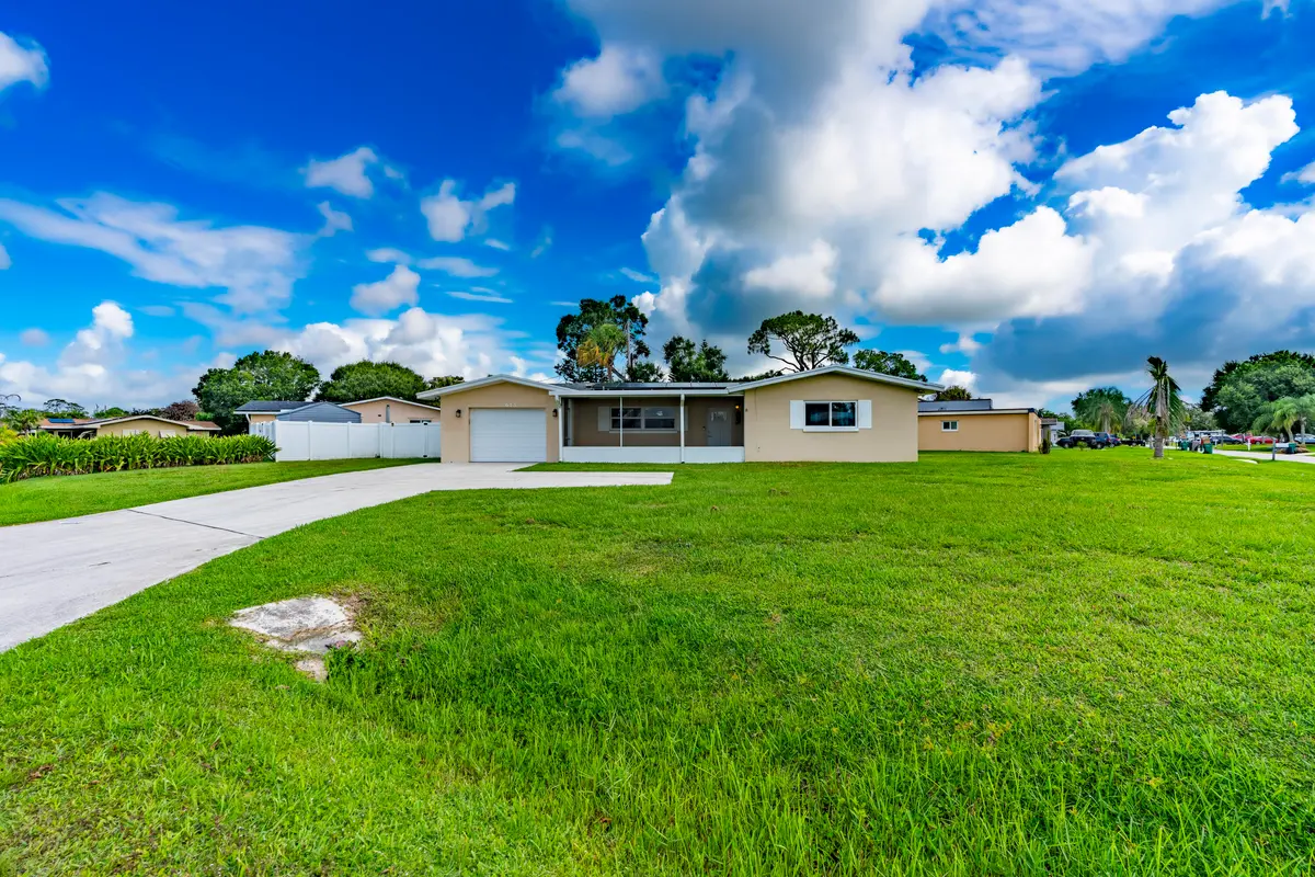 iPixx_00_3 at 613 Beach Avenue, Port St. Lucie