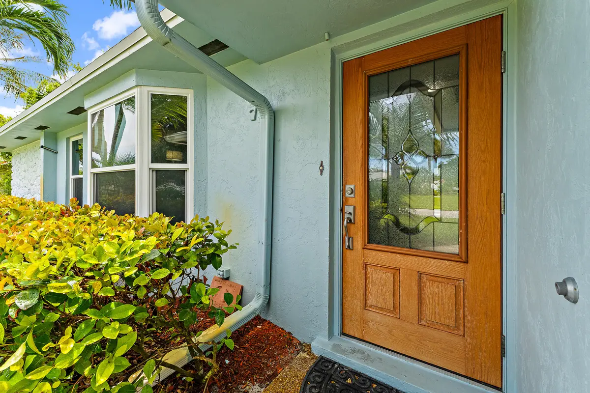 Entry at 76 Wingo Street, Tequesta