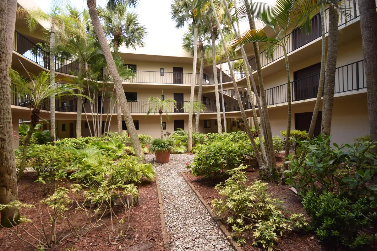 Las Verdes Courtyard at 5220 Las Verdes Circle 220, Delray Beach