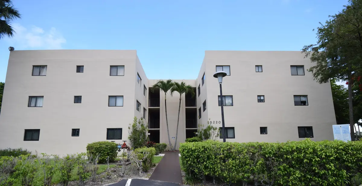 Las Verdes Front at 5220 Las Verdes Circle 220, Delray Beach