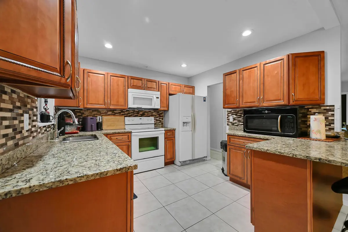 kitchen at 179 SE Soneto Court, Port St. Lucie