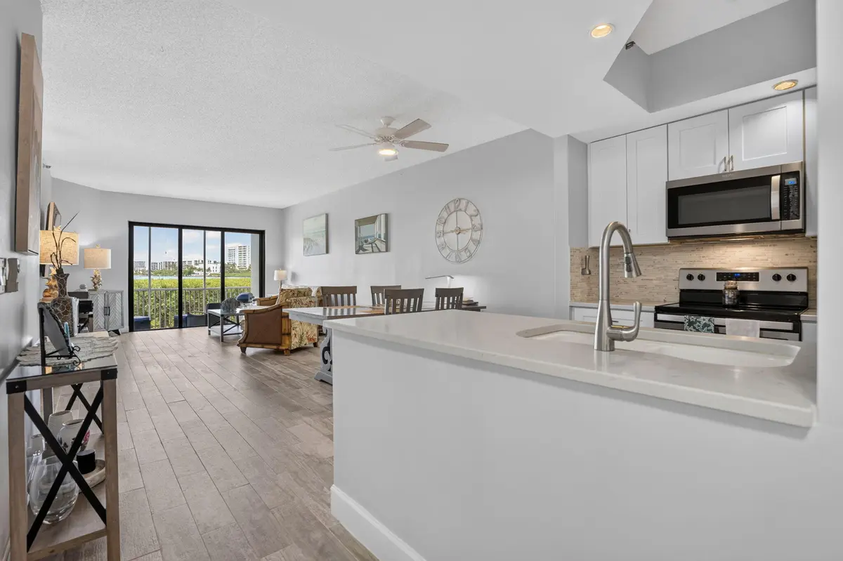 26-web-or-mls-_MLP8865 at 200 Waterway Road 104, Tequesta