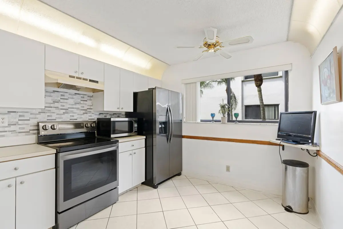 Kitchen at 15450 Pembridge Avenue 164, Delray Beach