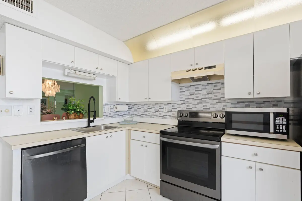 Kitchen at 15450 Pembridge Avenue 164, Delray Beach