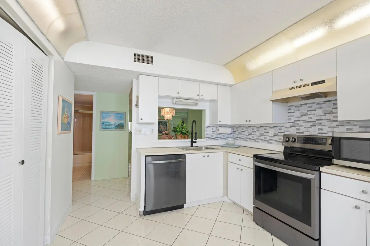 Kitchen at 15450 Pembridge Avenue 164, Delray Beach