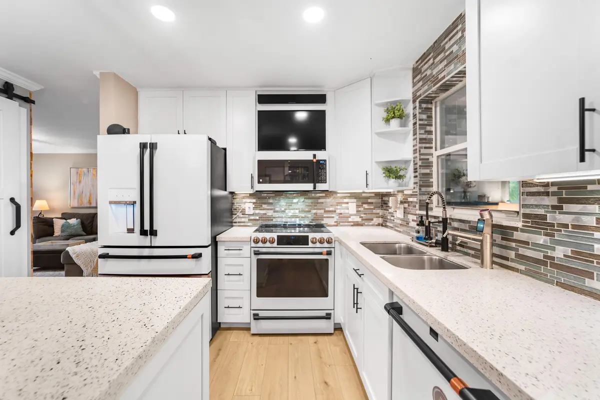 A7_00151 at 3120 Cape Circle, Margate