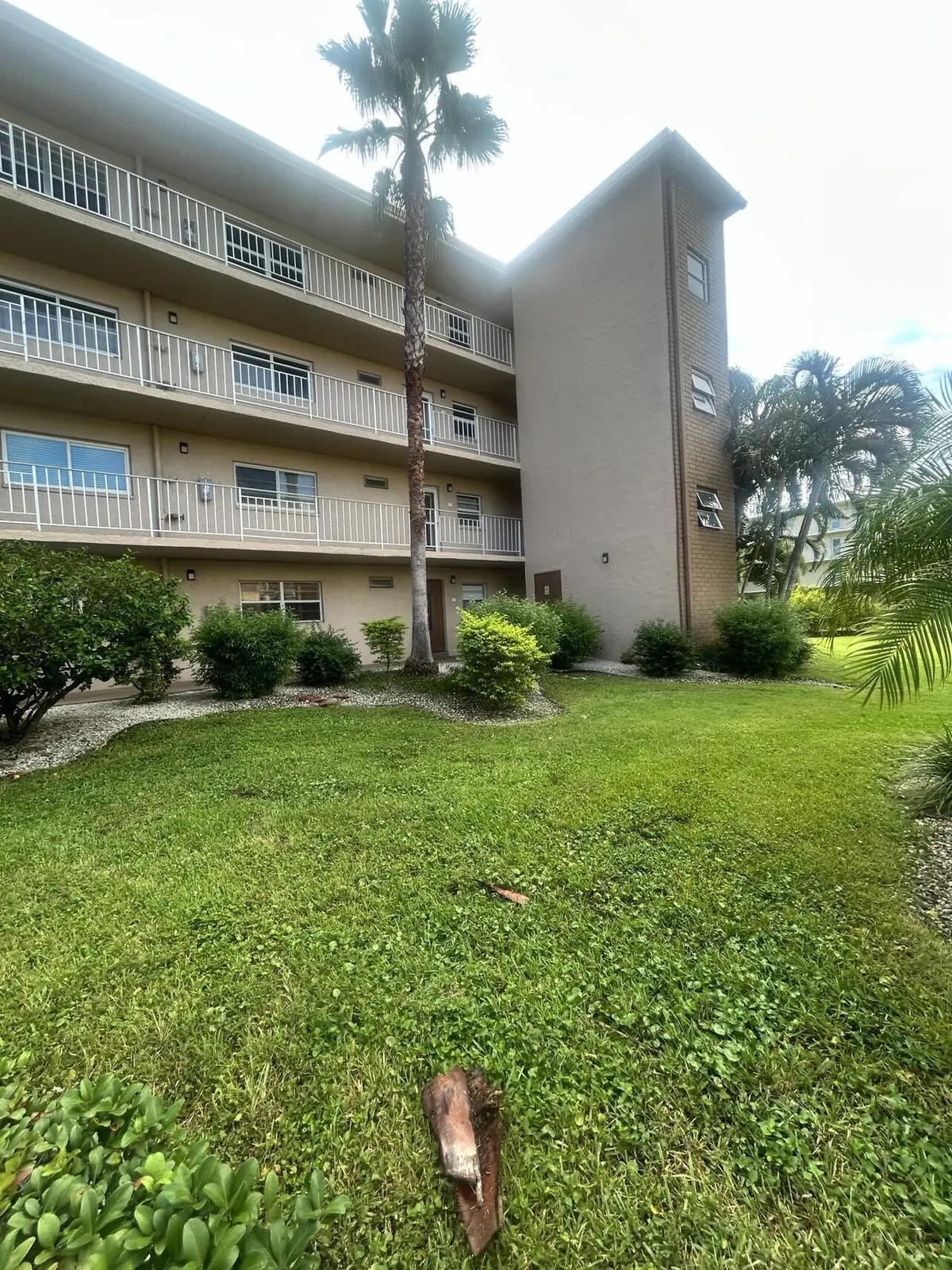 Front of building at 300 NE 26th Avenue 113, Boynton Beach
