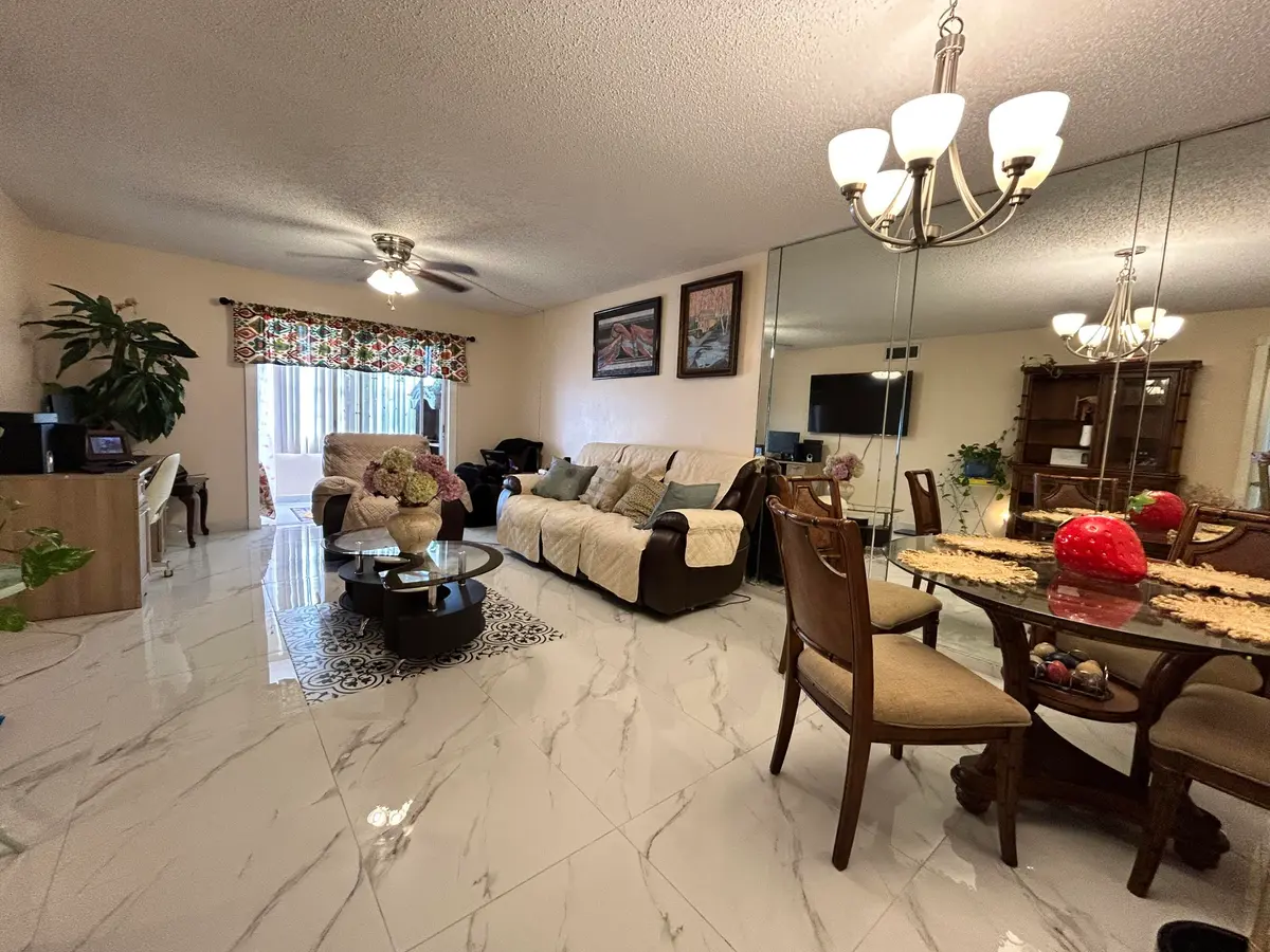 Family room at 300 NE 26th Avenue 113, Boynton Beach