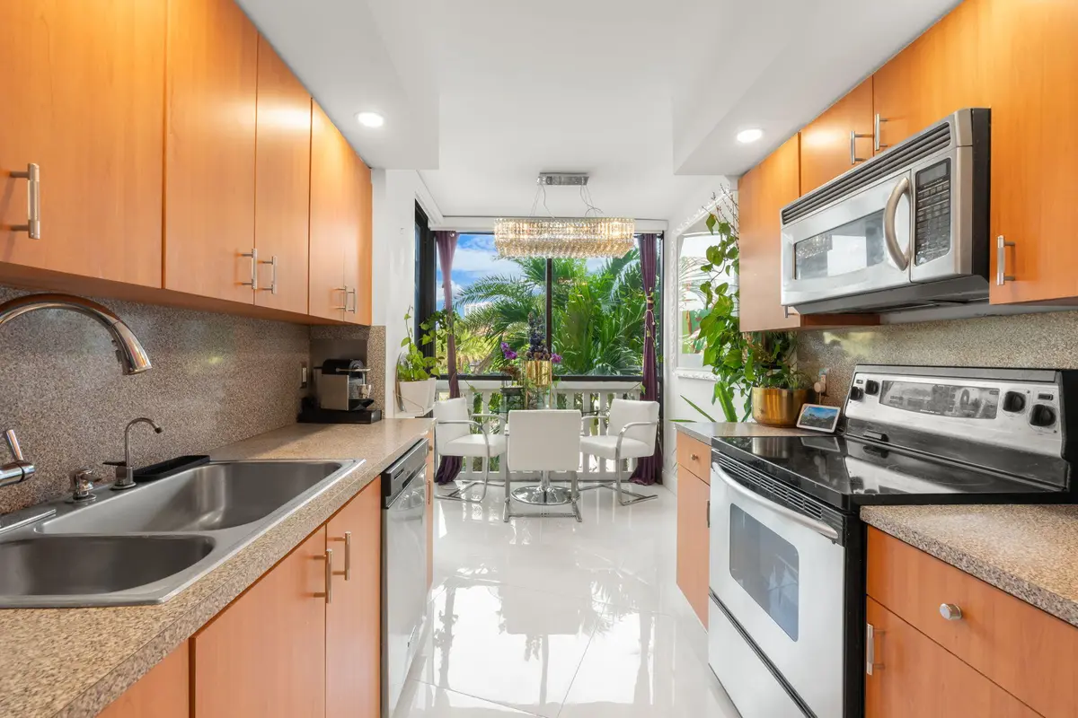 4-web-or-mls-1000 E Island Blvd 305, Ave at 1000 Island Boulevard 305, Aventura