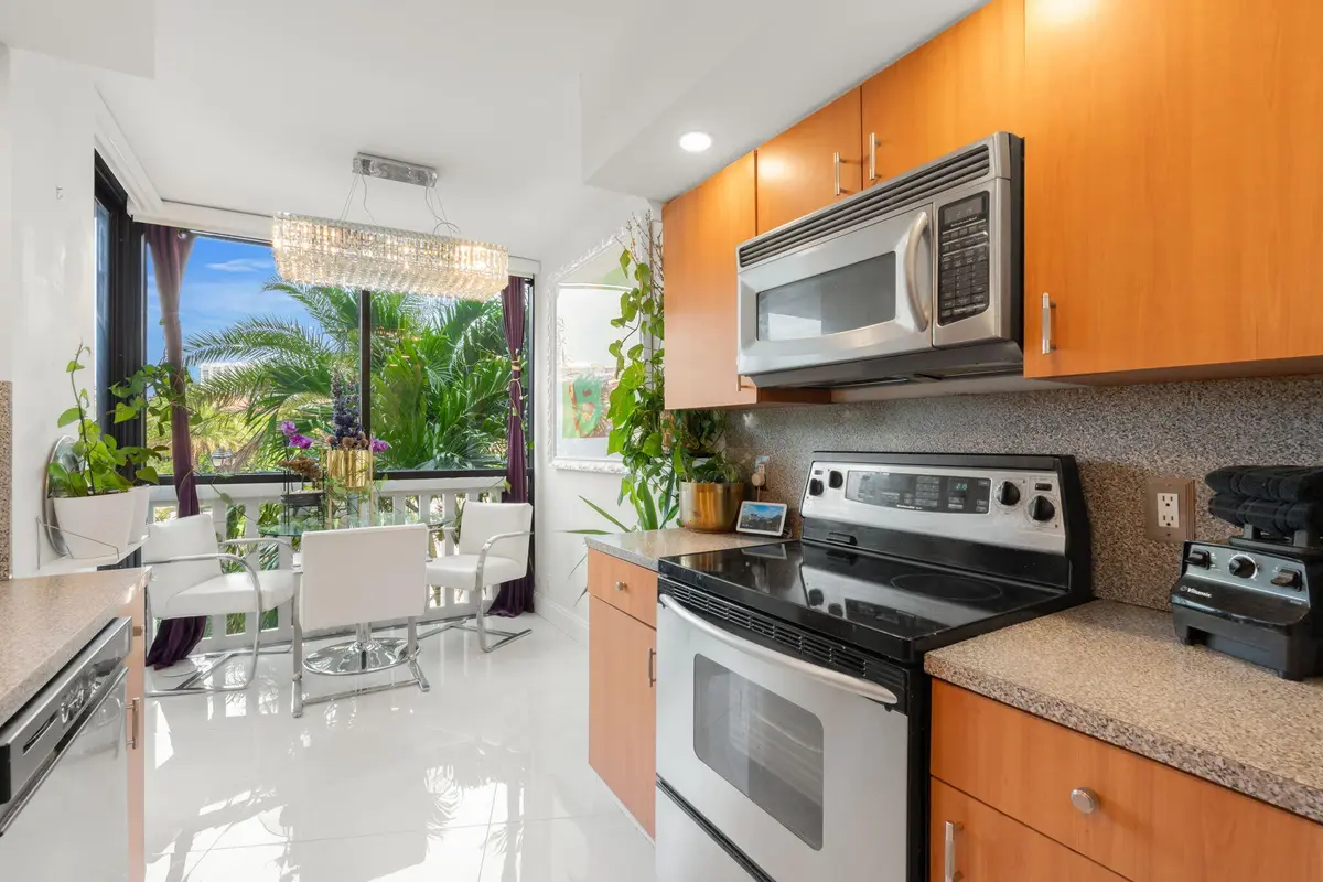 5-web-or-mls-1000 E Island Blvd 305, Ave at 1000 Island Boulevard 305, Aventura