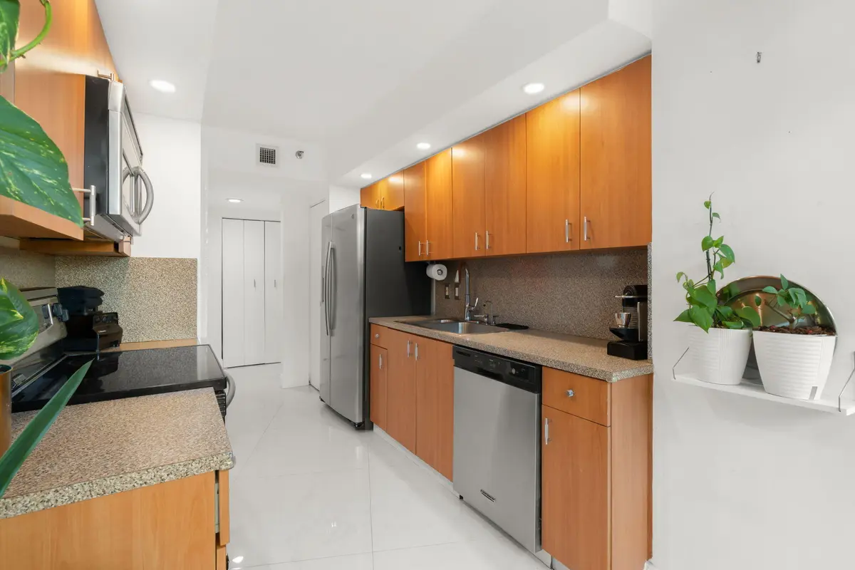 7-web-or-mls-1000 E Island Blvd 305, Ave at 1000 Island Boulevard 305, Aventura