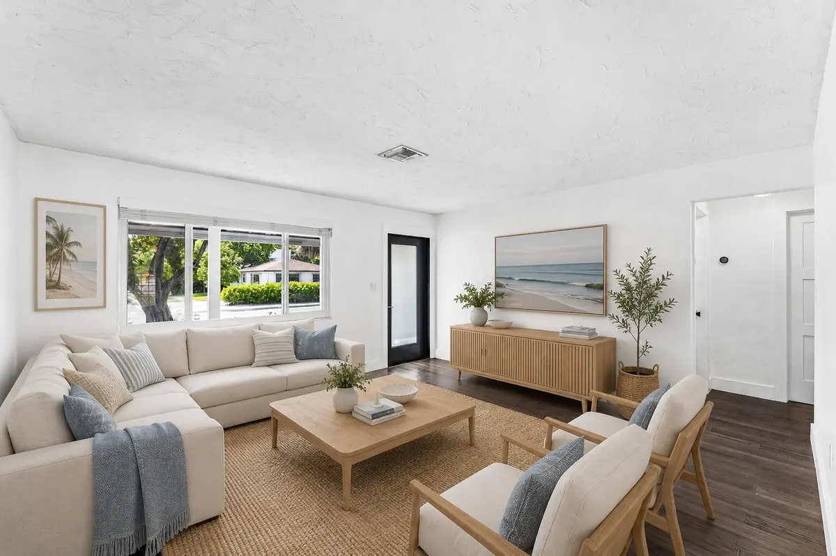 living at 2105 N Federal Highway, Lake Worth Beach