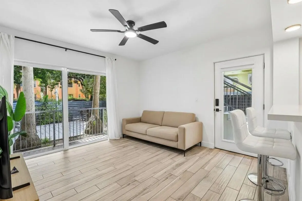 magic_edit#TUFIUEduNmJydG8jMSNlMTI3YTJiZ at 740 Meridian Avenue 11, Miami Beach