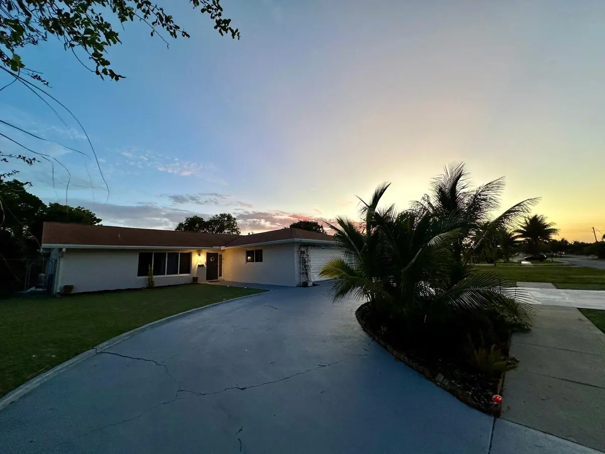 Front of house at 528 Date Palm Drive, Lake Park