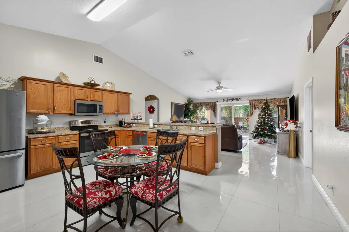 598 SW Kaabe Avenue, Port St. Lucie, FL – photo 6