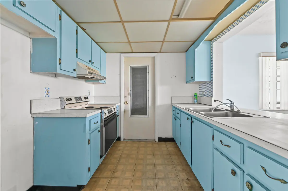 10 Kitchen 01 at 1196 SW Lake Circle, Boynton Beach