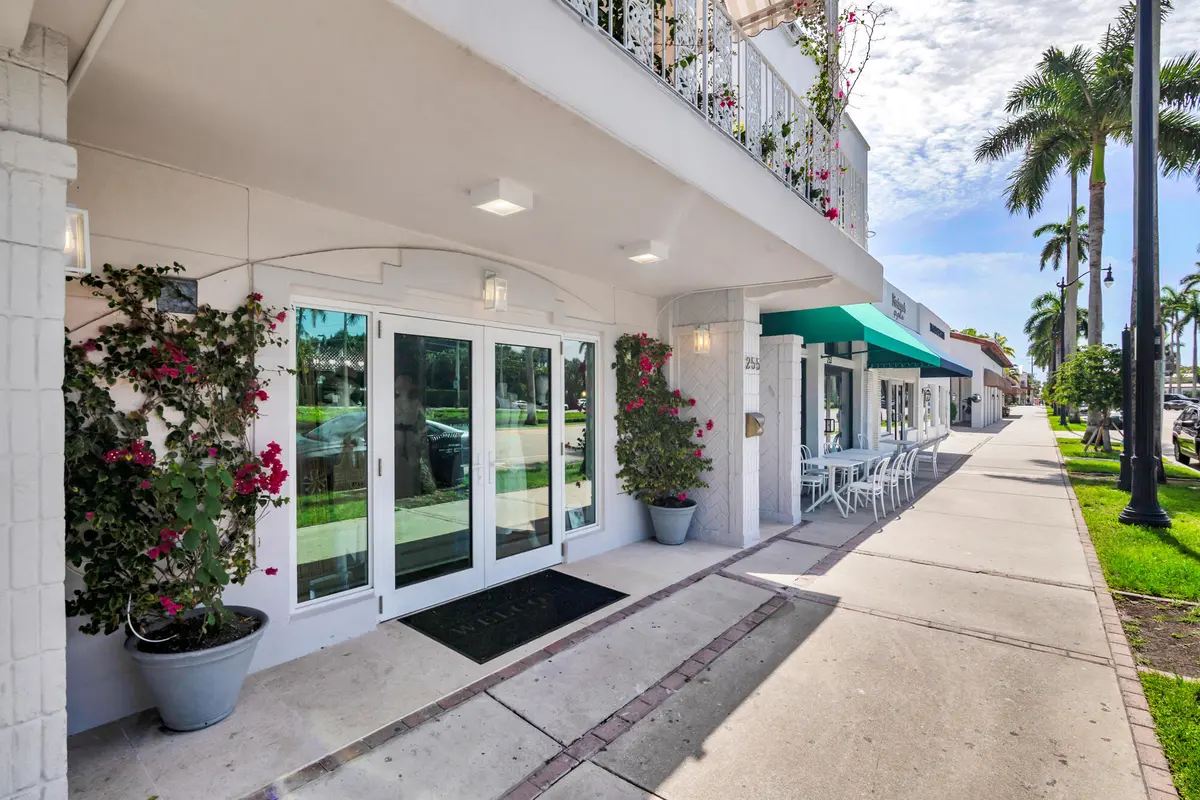 5-low-10 at 255 Royal Poinciana Way, Palm Beach