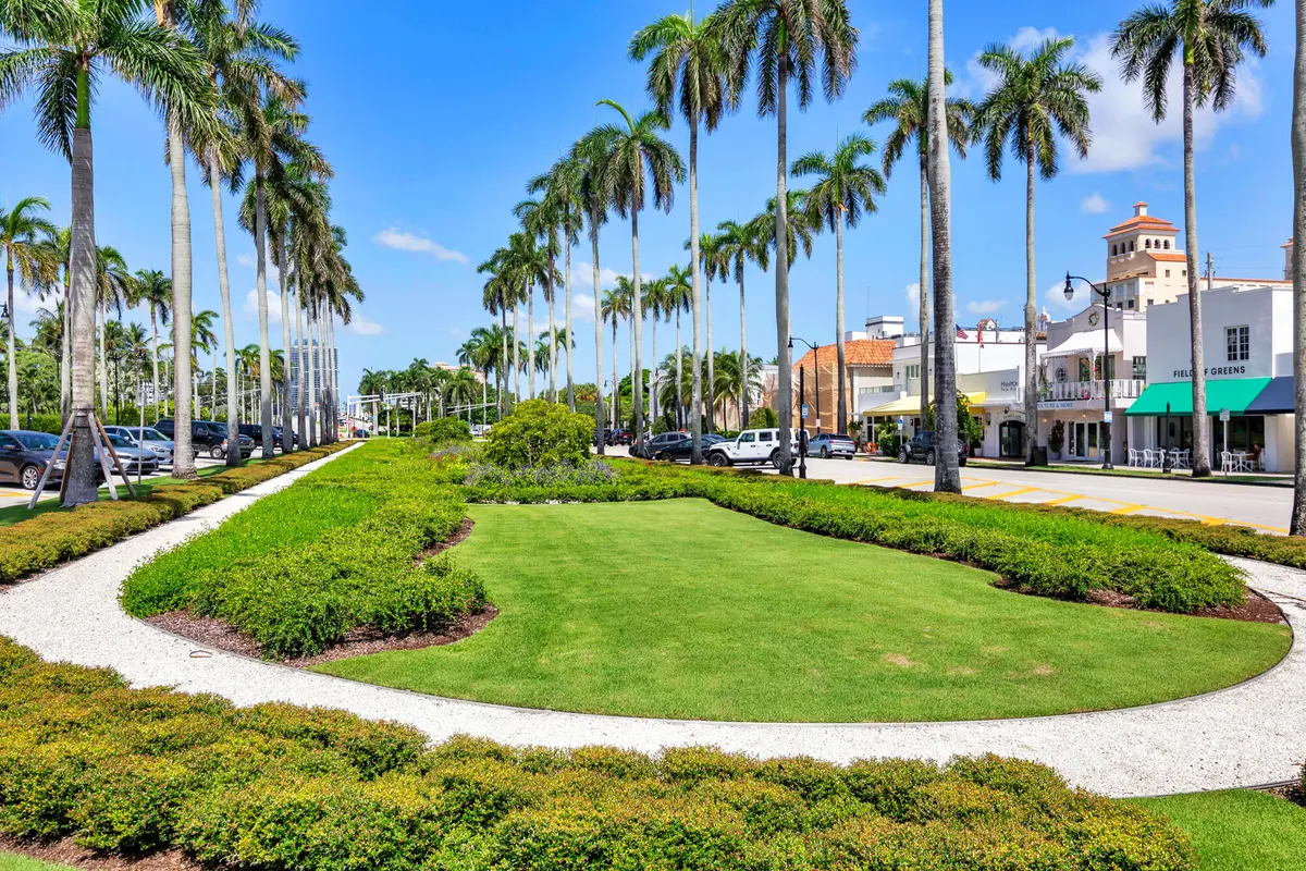 8-low-16 at 255 Royal Poinciana Way, Palm Beach