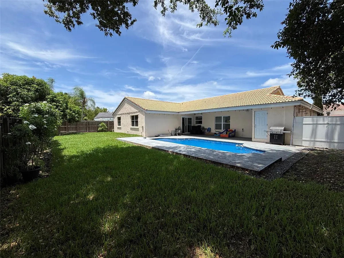 Photo 5 at 6421 CROSSBOW Court, Davie