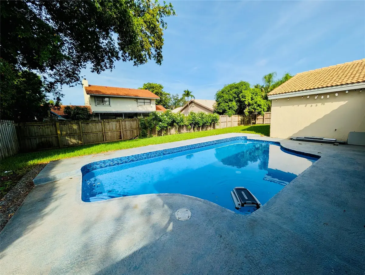 Photo 6 at 6421 CROSSBOW Court, Davie