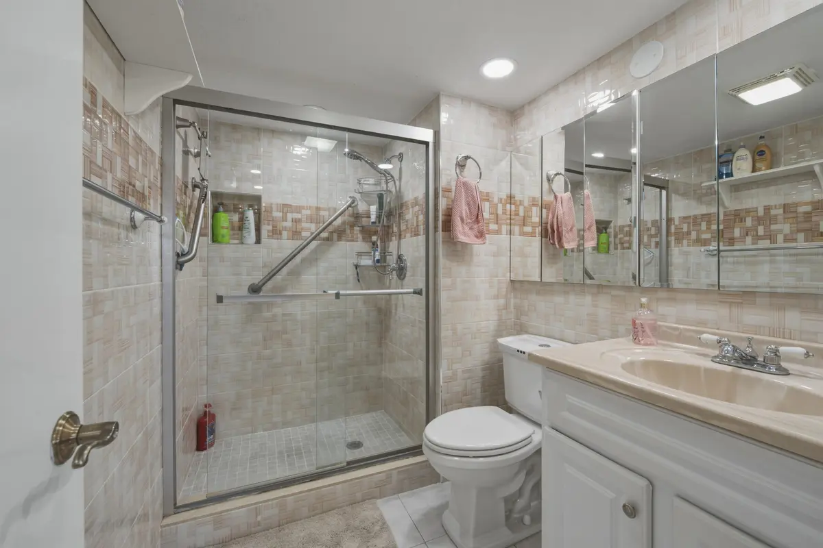 6. Master BATHROOM at 9200 N Hollybrook Lake Drive 310, Pembroke Pines