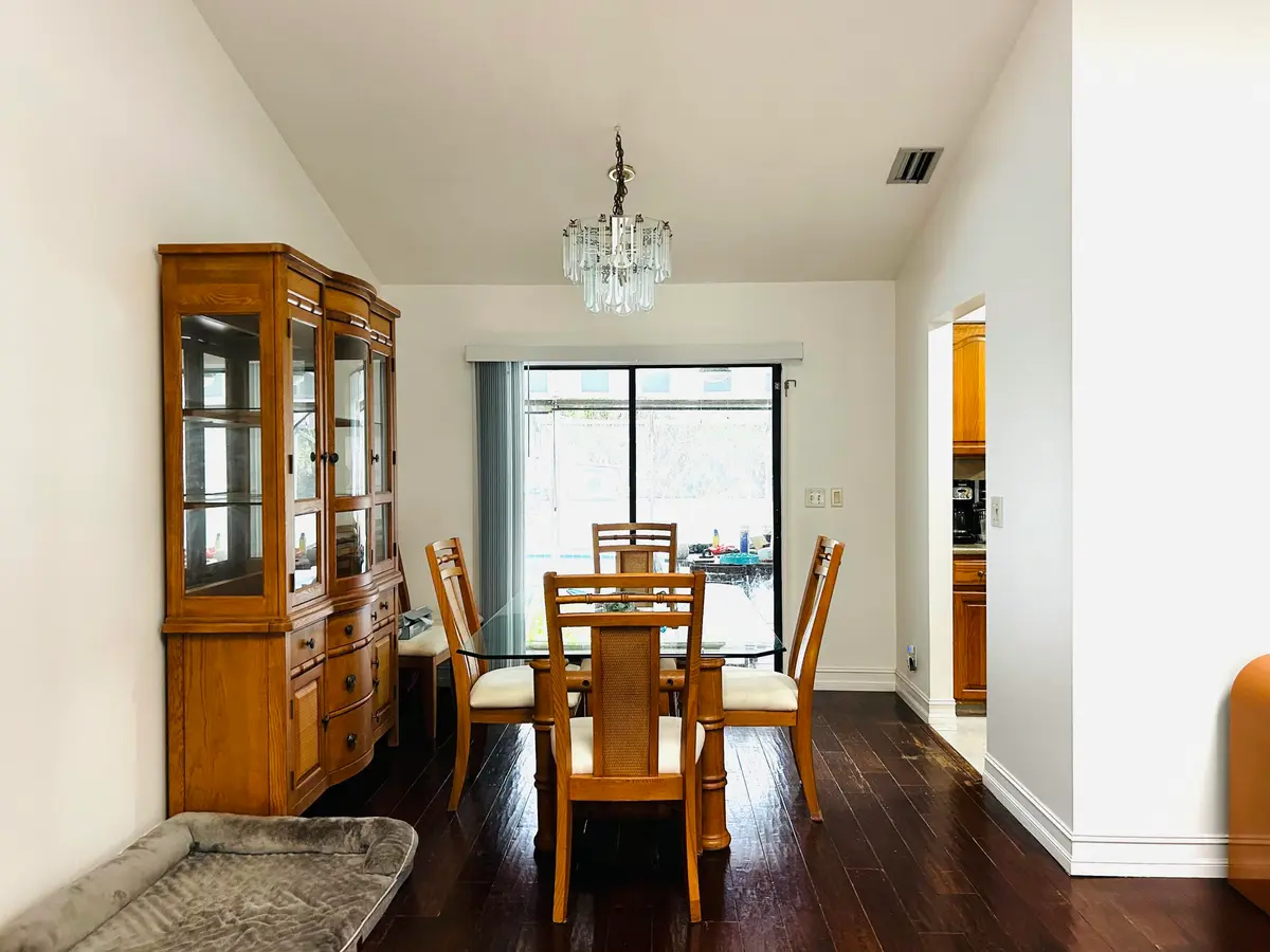 dining at 17971 Mellen Lane, Jupiter