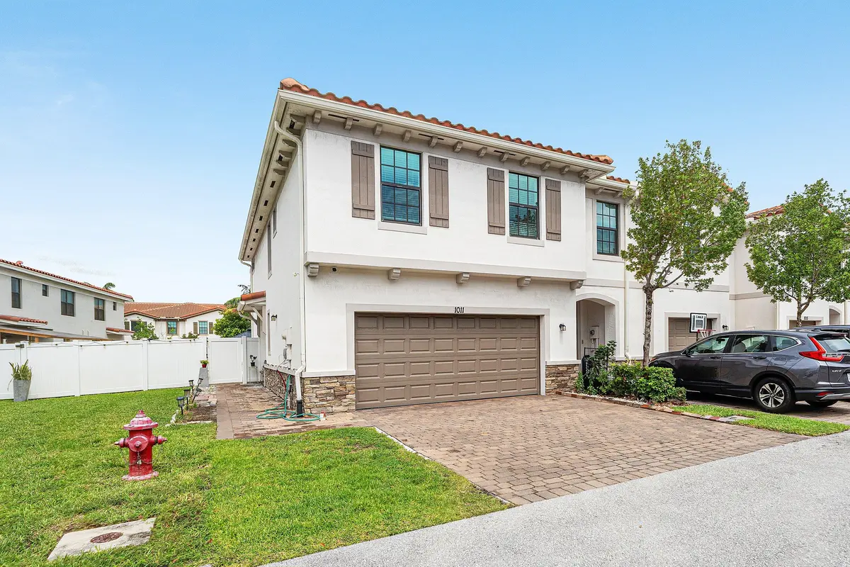 Large side yard at 1011 WILLOW Place, Riviera Beach