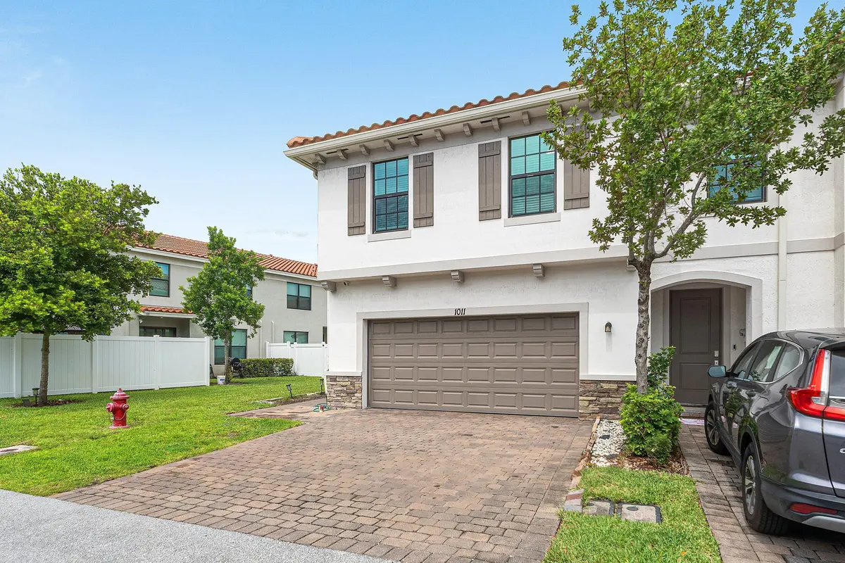 2 car Garage at 1011 WILLOW Place, Riviera Beach
