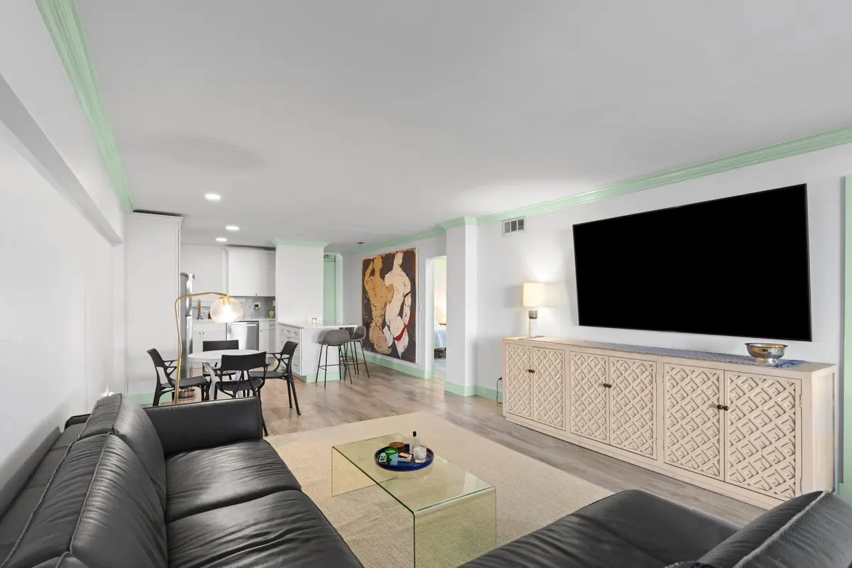 Living area at 917 N FLAGLER Drive 108, West Palm Beach