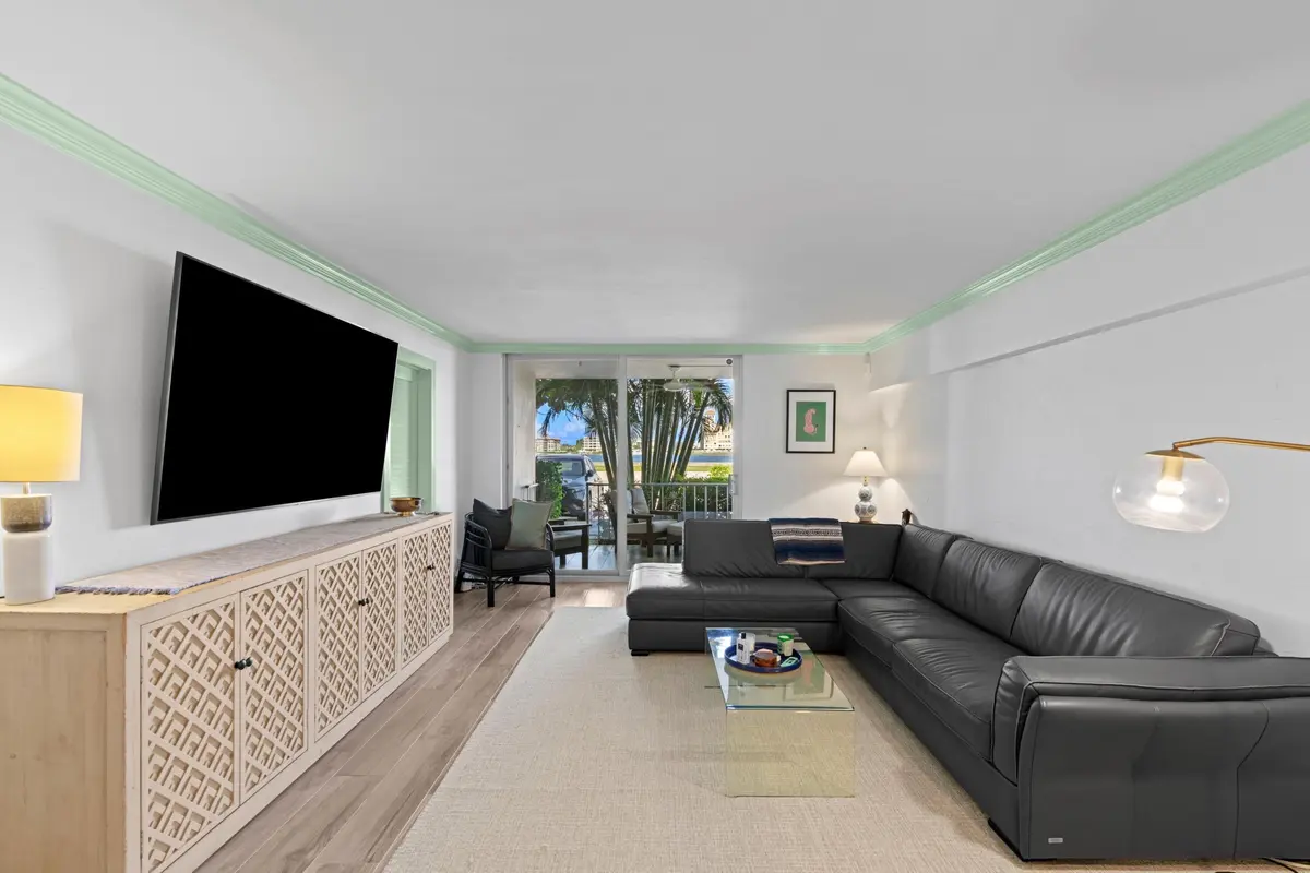 Living room at 917 N FLAGLER Drive 108, West Palm Beach
