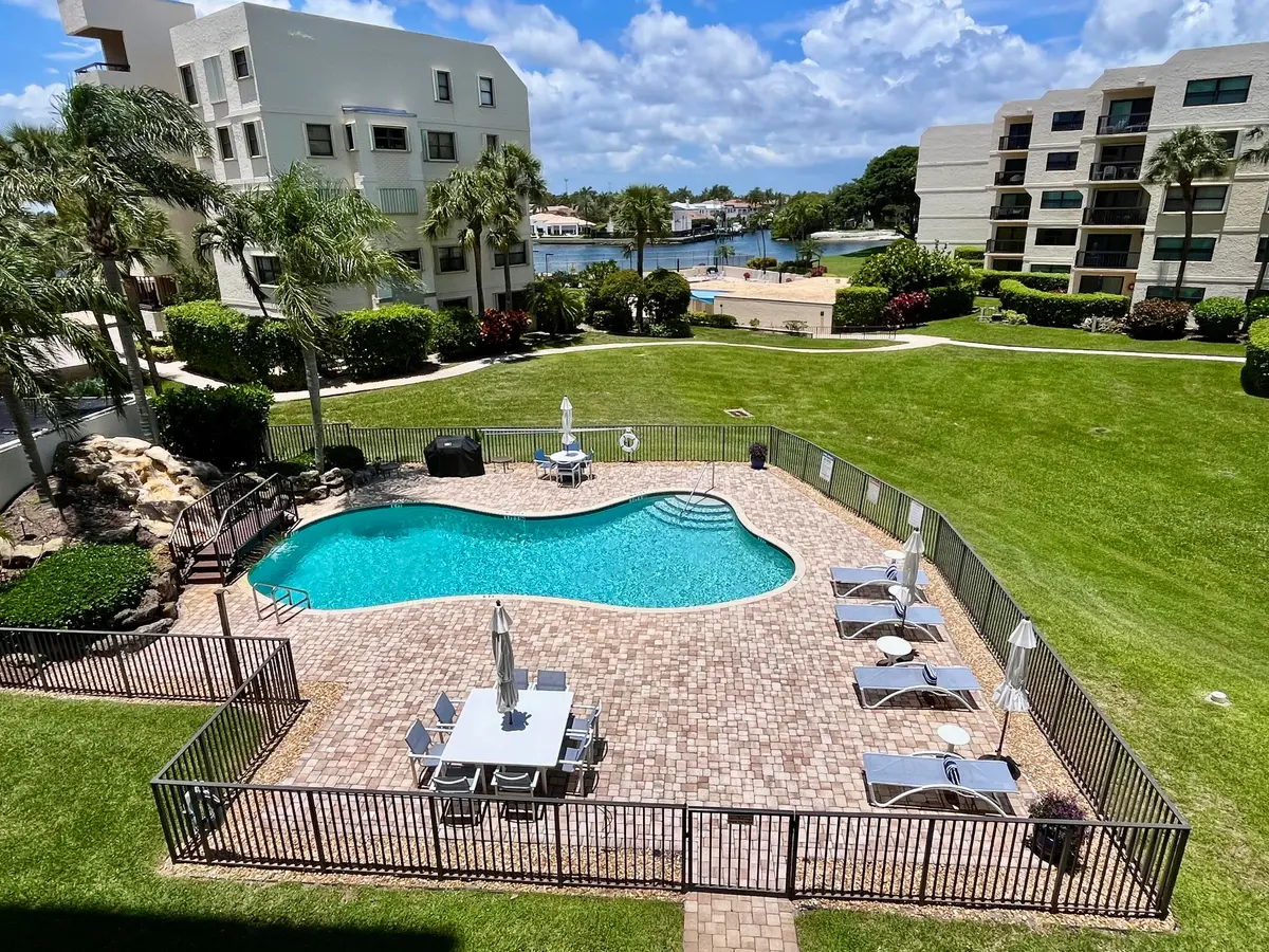 Pool at 370 GOLFVIEW Road 302, North Palm Beach