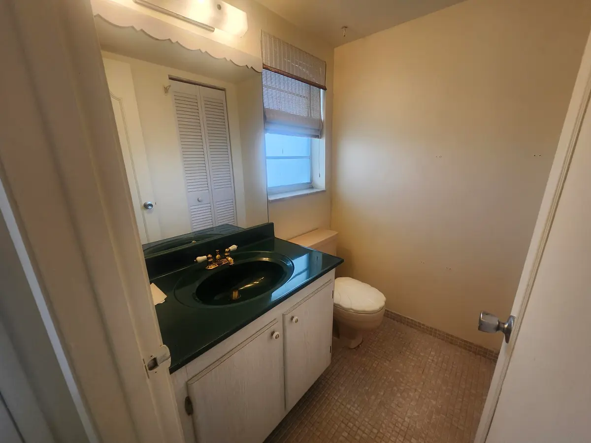 Guest half bath at 230 NE 26th Avenue 209, Boynton Beach