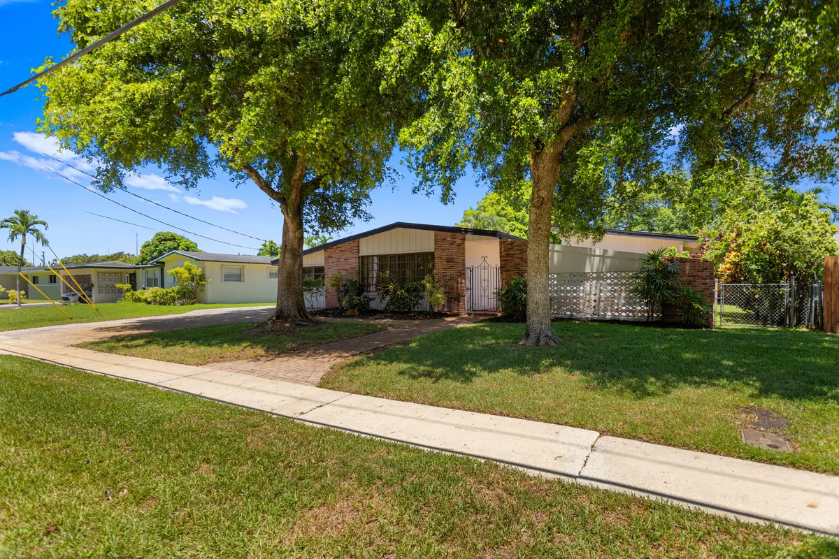 585A0768 at 880 E ACRE Drive, Plantation