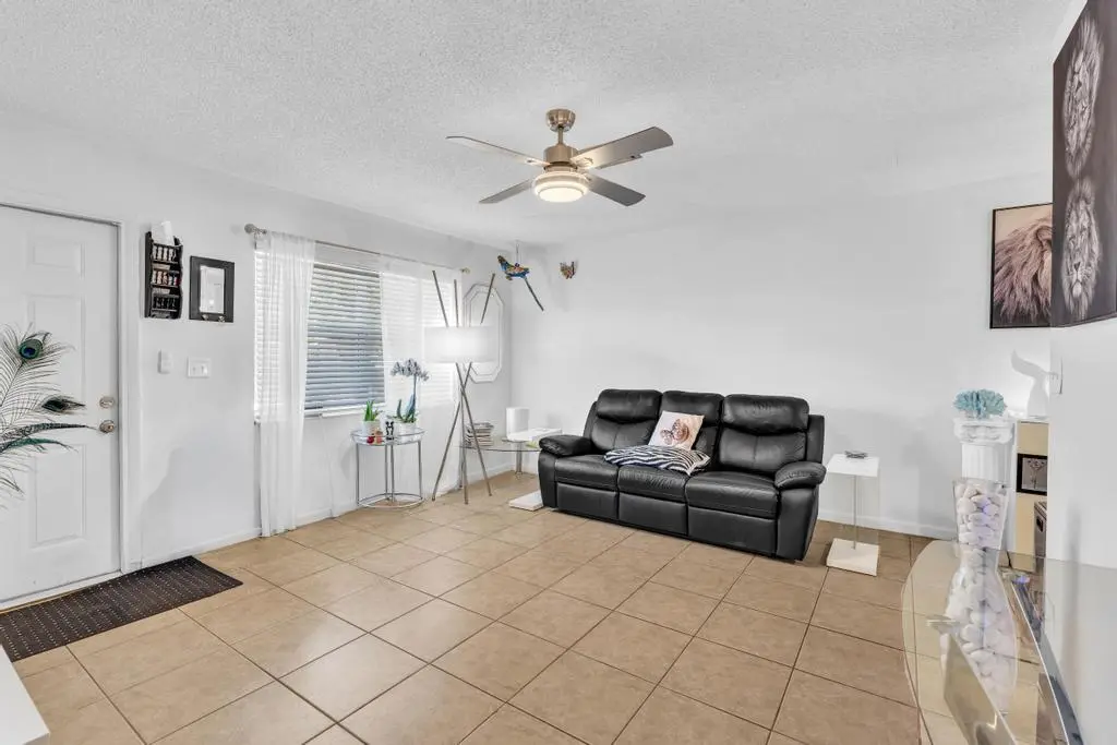 FPP00371 at 560-564 NE 35th Street, Oakland Park