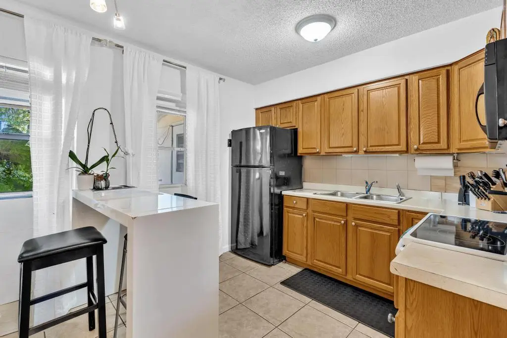 FPP00386 at 560-564 NE 35th Street, Oakland Park