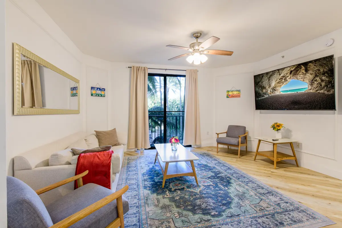 Living at 780 S Sapodilla Avenue 206, West Palm Beach