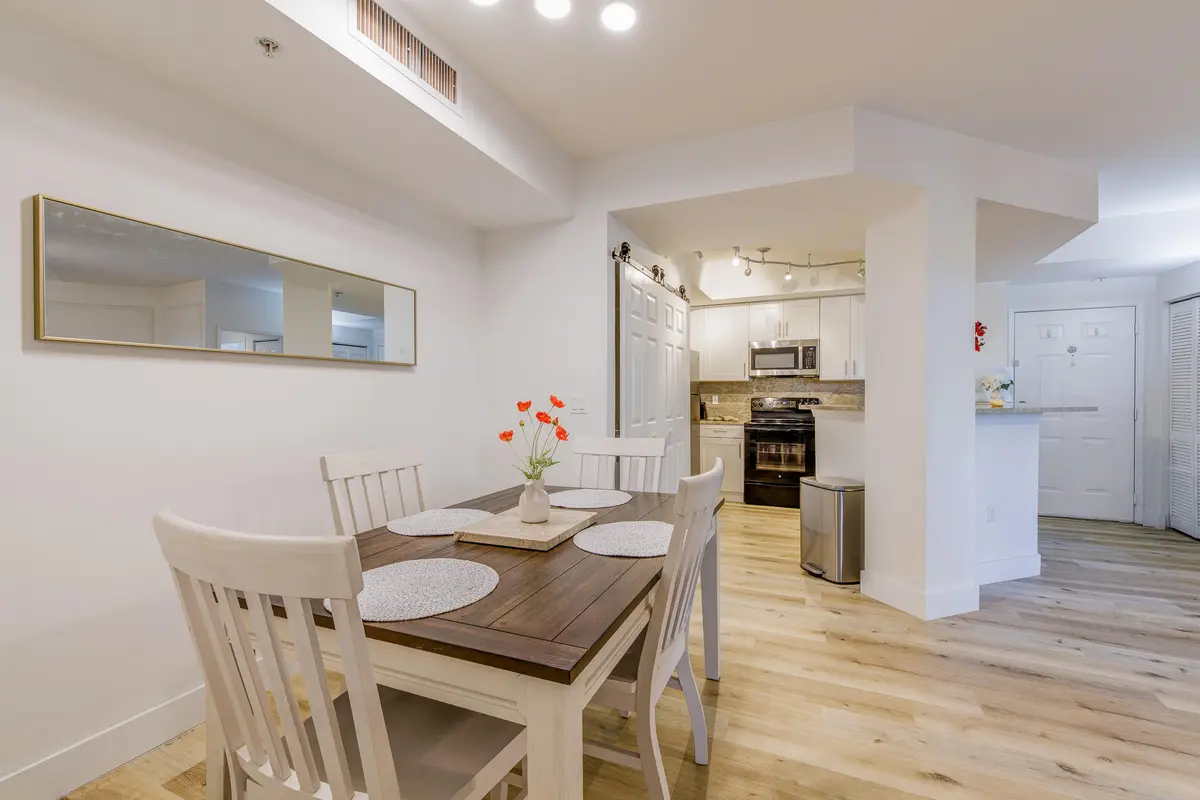 Dining at 780 S Sapodilla Avenue 206, West Palm Beach