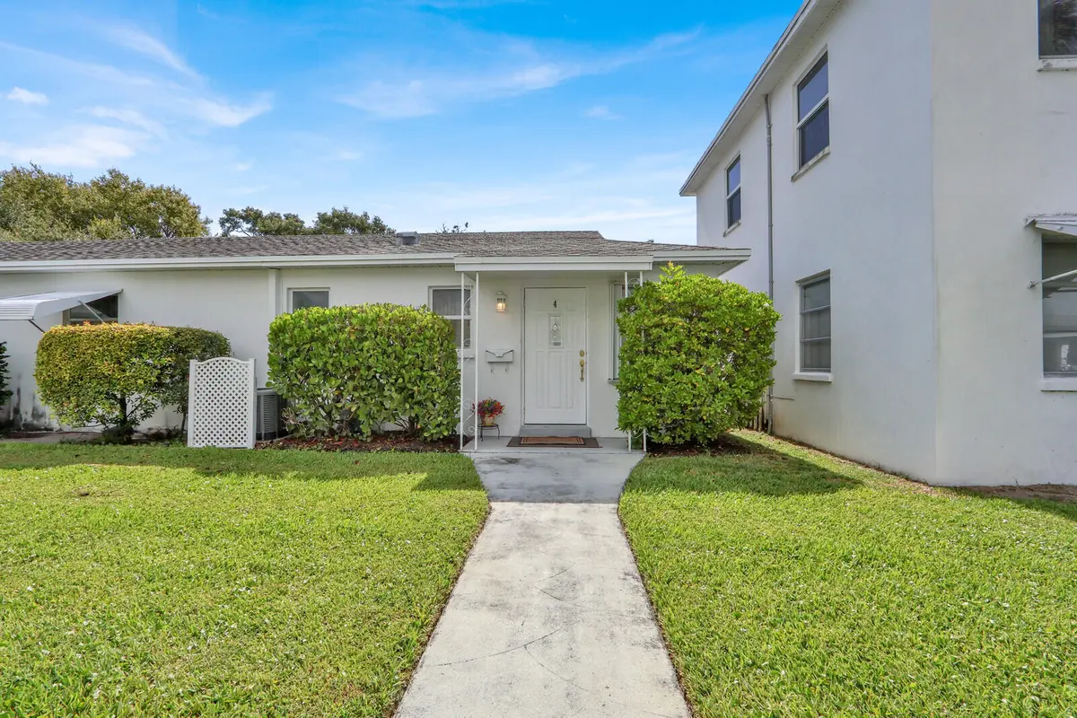 Front Entrance at 10084 Meridian Way 4, Palm Beach Gardens