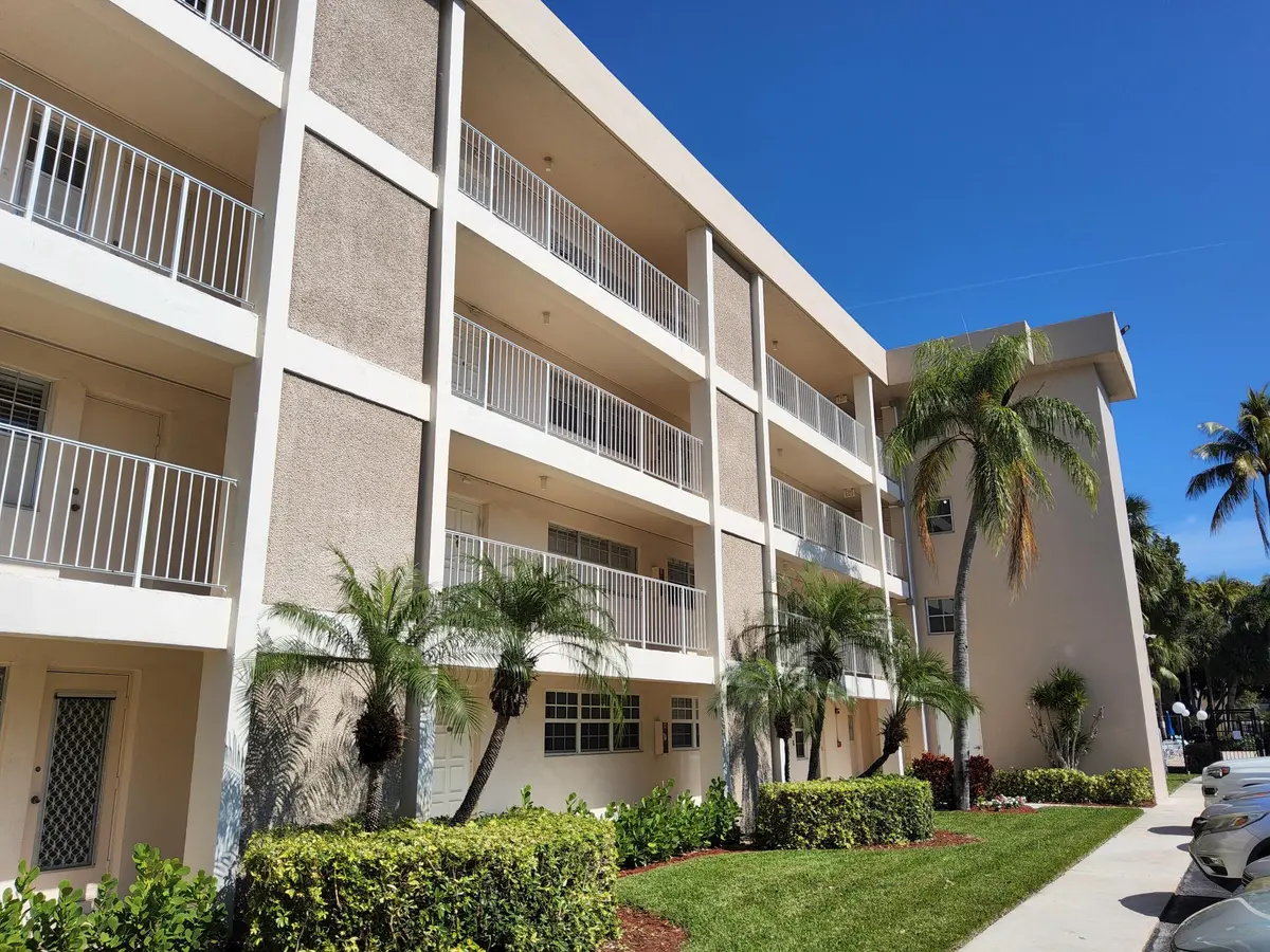 3151 S PALM AIRE Drive 301, Pompano Beach, FL – photo 2