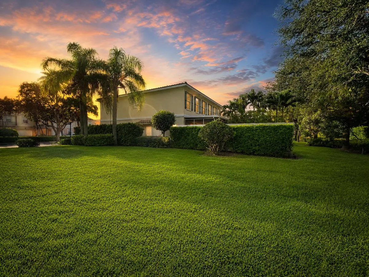 side yard easement wide view at 436 Capistrano Drive, Palm Beach Gardens