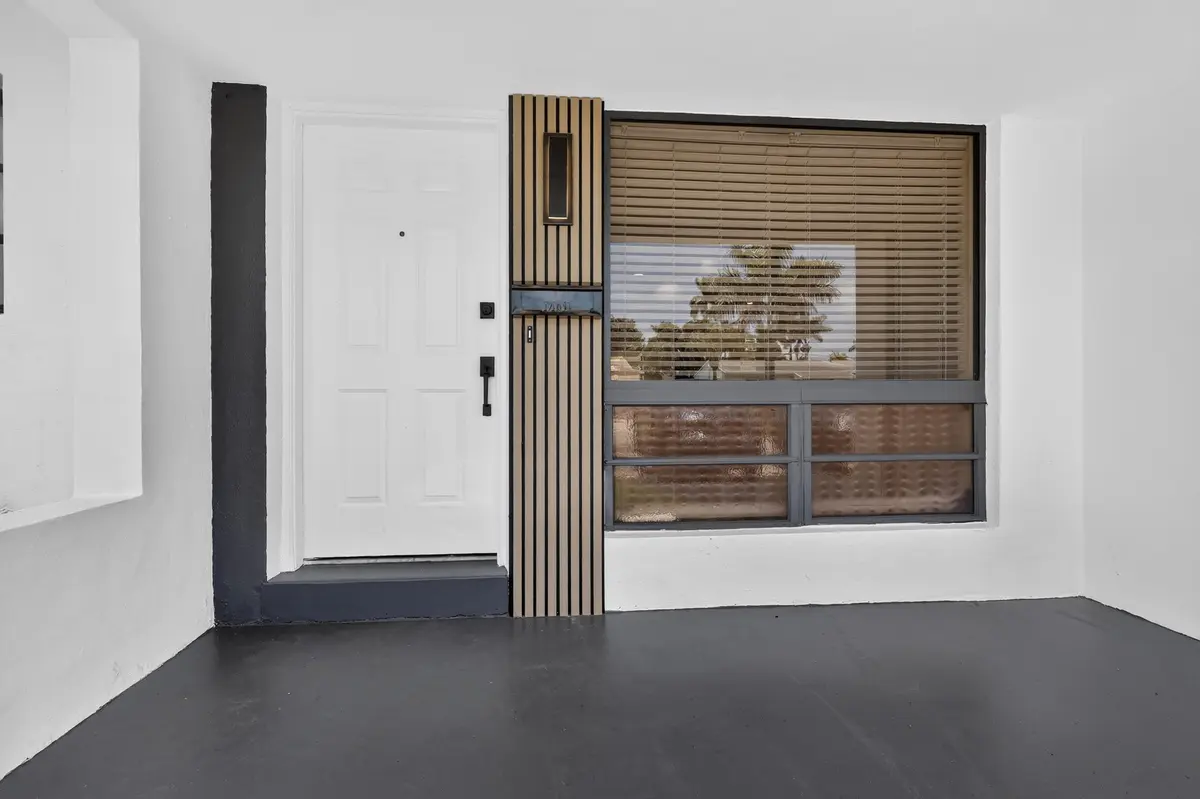 . at 614 N 32ND Court, Hollywood