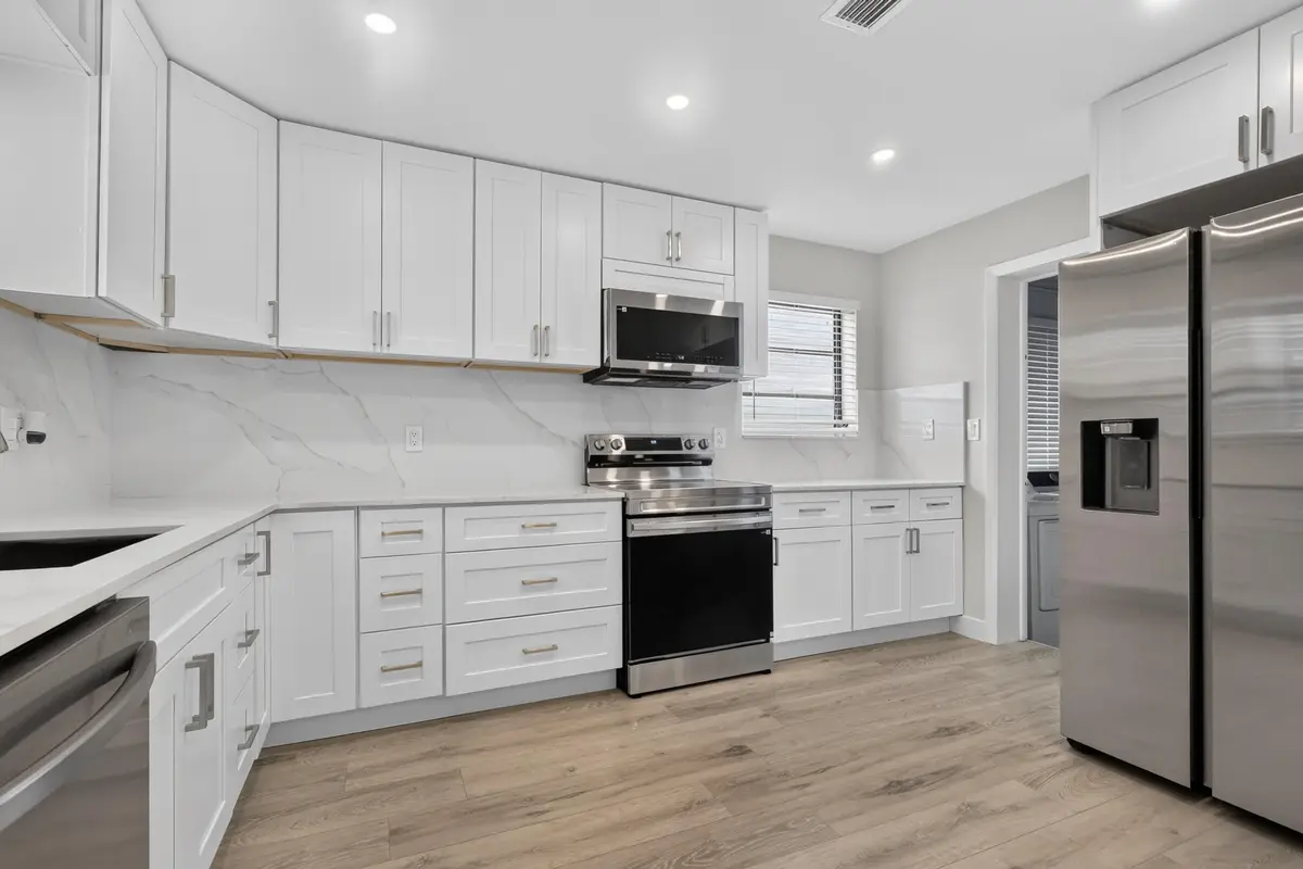 . at 614 N 32ND Court, Hollywood